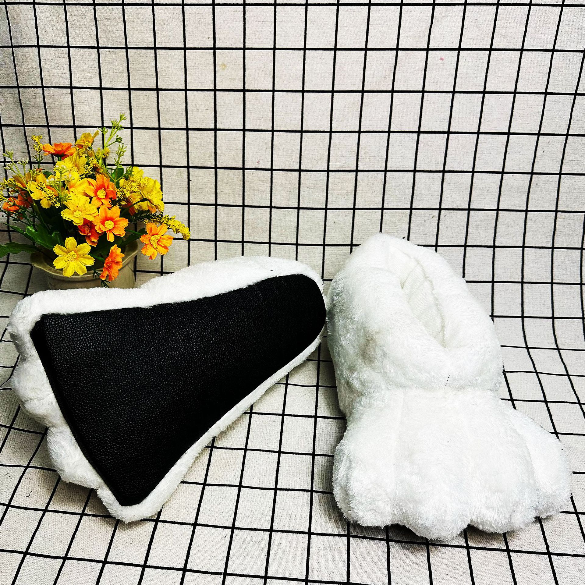 In Stock Rabbit Paw Slippers H - Kids Outdoor Obstacle Course recensione e prezzo